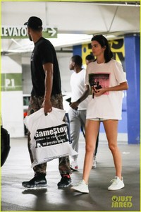 kendall-jenner-ben-simmons-stock-up-on-games-03.jpg