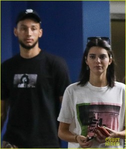 kendall-jenner-ben-simmons-stock-up-on-games-04.jpg