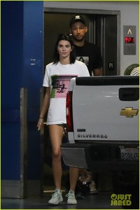 kendall-jenner-ben-simmons-stock-up-on-games-05.jpg