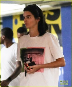 kendall-jenner-ben-simmons-stock-up-on-games-06.jpg