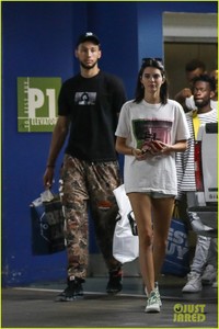 kendall-jenner-ben-simmons-stock-up-on-games-07.jpg