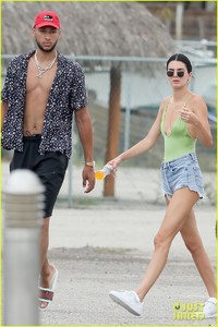khloe-kardashian-kendall-jenner-hit-water-boyfriends-vacation-mexico-02.thumb.jpg.865607b77621956f4d8a89f4432dbb82.jpg