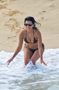 kourtney-kardashian-in-bikini-on-a-mexican-vacation-august-2018-2.jpg