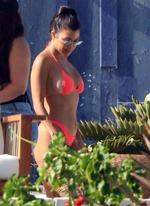 kourtney-kardashian-in-bikini-on-vacation-in-cabo-san-lucas-08-25-2018-0.jpg