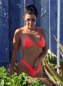 kourtney-kardashian-in-bikini-on-vacation-in-cabo-san-lucas-08-25-2018-9.jpg