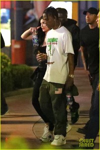 kylie-jenner-travis-scott-august-2018-six-flags-02.jpg