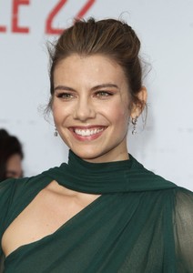 lauren-cohan-mile-22-premiere-in-los-angeles-12.thumb.jpg.00e55825422f78f911e07fe9adbb452b.jpg