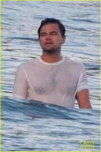 leonardo-dicaprio-wet-t-shirt-volleyball-03.jpg