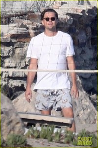 leonardo-dicaprio-wet-t-shirt-volleyball-06.jpg