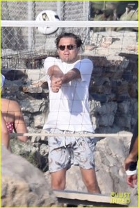 leonardo-dicaprio-wet-t-shirt-volleyball-07.jpg