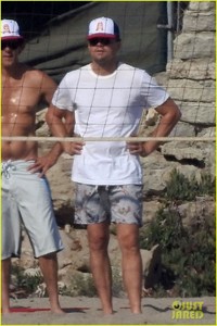 leonardo-dicaprio-wet-t-shirt-volleyball-08.jpg