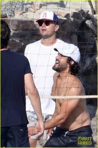 leonardo-dicaprio-wet-t-shirt-volleyball-09.jpg