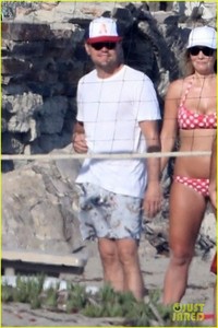 leonardo-dicaprio-wet-t-shirt-volleyball-11.jpg