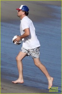 leonardo-dicaprio-wet-t-shirt-volleyball-12.jpg