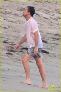 leonardo-dicaprio-wet-t-shirt-volleyball-23.jpg