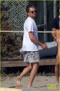 leonardo-dicaprio-wet-t-shirt-volleyball-26.jpg