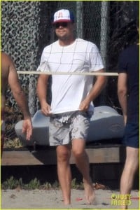 leonardo-dicaprio-wet-t-shirt-volleyball-30.jpg