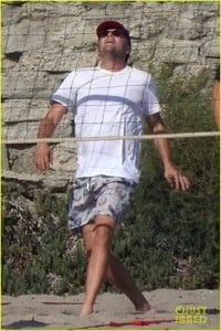 leonardo-dicaprio-wet-t-shirt-volleyball-32.jpg