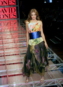 miranda_kerr_david_jones_summer_2008_collection_launch_show_02.jpg