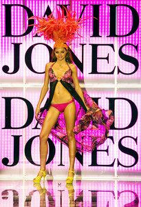 miranda_kerr_david_jones_summer_2008_collection_launch_show_06.jpg