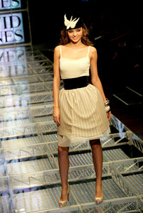 miranda_kerr_david_jones_summer_2008_collection_launch_show_08.jpg