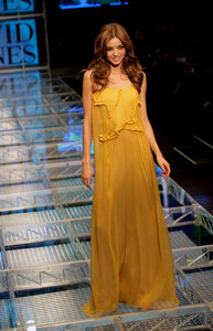 miranda_kerr_david_jones_summer_2008_collection_launch_show_16.jpg