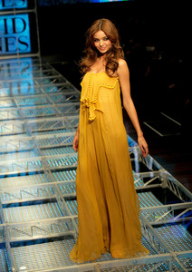 miranda_kerr_david_jones_summer_2008_collection_launch_show_18.jpg