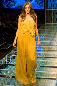 miranda_kerr_david_jones_summer_2008_collection_launch_show_19.jpg