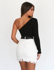 shopify_0704aef549c0951411b23ad969ea10bc_willow-one-shoulder-crop-black_1230x1230.jpg