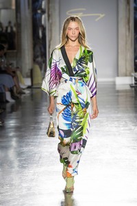 00006-genny-spring-2019-ready-to-wear.thumb.jpg.7649552430de678116b2651a467f7a31.jpg