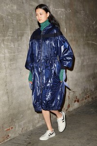 00007-Moncler-2-1952-Spring-2019-RTW.thumb.jpg.7222ec0f4a5afd779de636f1e1d30655.jpg