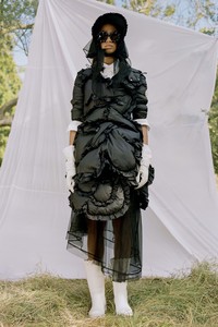 00009-Moncler-4-Simone-Rocha-Spring-2019-RTW.thumb.jpg.f4279144bedd9a5c078e536d067e4bce.jpg