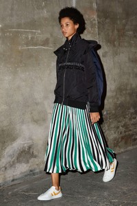 00011-Moncler-2-1952-Spring-2019-RTW.thumb.jpg.95847e6ba38cf0d5f3dbd2a61b46c3ac.jpg