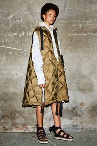 00025-Moncler-2-1952-Spring-2019-RTW.thumb.jpg.b6fab98cdcb86da1652615d412b4cf43.jpg