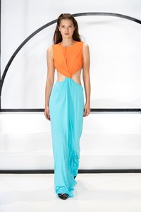 00026-Emilio-Pucci-Spring-2019-RTW.thumb.jpg.6620daf5378ad5d8c591707949ba8acc.jpg