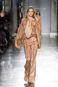 00030-genny-spring-2019-ready-to-wear.thumb.jpg.206af33e00d90bd841e15af5e32f1584.jpg