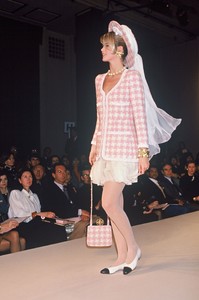 06-claudia-schiffer-chanel.thumb.jpg.9ed78281f5c8b05b2d21dc3f7337cbc9.jpg