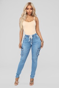 07-31-18_Studio_2_08-58-40_AT7300_Sand_4625_EYELASHES_JD.jpg