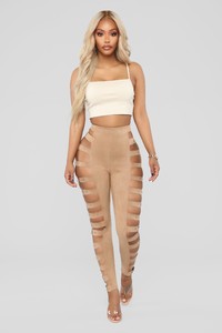 07-31-18_Studio_2_10-46-41_HDP21911_Taupe_4682_PushInLegs_AG.jpg