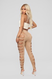 07-31-18_Studio_2_10-46-41_HDP21911_Taupe_4692_PushInLegs_AG.jpg