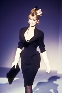 1015961949_ThierryMugler1995WomenRTW14.thumb.jpg.5fbf75a81f44df7c4e736a39752a7b62.jpg