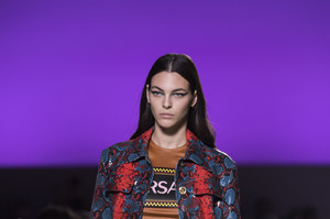 Versace+Spring+2019+Details+2AcEL_KIU44x.jpg