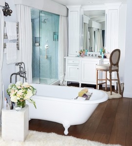 1018-celebrity-bathrooms-miranda-kerr.png.thumb.jpg.b77e0324a2a5141d5ba5034182991686.jpg