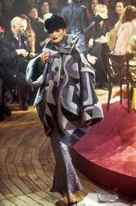 102652688_JohnGalliano1998WomenRTW50.thumb.jpg.cd9d6a64875d1916d617ca752671c5e4.jpg