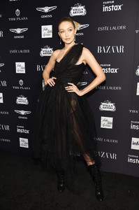 Harper+BAZAAR+Celebrates+ICONS+Carine+Roitfeld+KUI1zLv77UFx.jpg