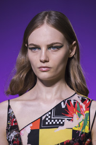 Versace+Spring+2019+Details+GLrTpSEV8F0x.jpg