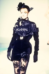 1077425186_ThierryMugler1995WomenRTW44.thumb.jpg.be4a77ac7e4bef1d68c8aff7e436a523.jpg