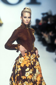 1081111061_ChristianDior1996WomenRTW211.thumb.jpg.07c1447edf1fbc870c62ef2195e50348.jpg