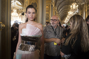 1095798304_BalmainSpring2019Backstage4NKOc3aom4zl.thumb.jpg.b60d68ed35605df834f814b9724ea8c9.jpg