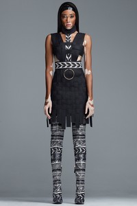 11-fausto-puglisi-fall-ready-to-wear-2018.thumb.jpg.0c4e0267ba8c3f0e3d18f94da8604f9f.jpg